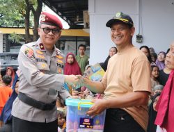 Peduli Bencana, Polri Serahkan Ratusan Paket Sembako kepada Warga Candulan, Cipondoh Kota Tangerang