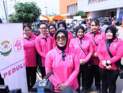 Yayasan Kemala Bhayangkari & Polres Metro Bekasi Kota Ulurkan Bantuan untuk Korban Banjir di Bekasi