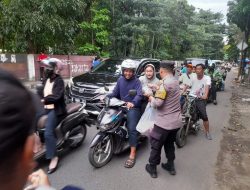 Polsek Ciracas Bersama Mahasiswa UHAMKA Bagikan Takjil untuk Masyarakat Pengguna Jalan di Bulan Suci Ramadhan