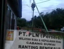 Gercap! Tiang PLN Condong di Desa Sekodi Bengkalis Langsung Diperbaiki Petugas