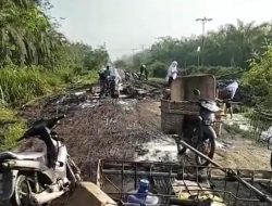 Warga Minta Perhatian, Jalan Poros Sadar Jaya – Muara Dua Rusak Parah, Seperti Kubangan Kerbau