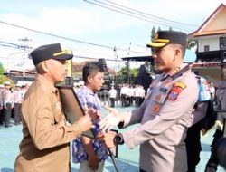 Kapolresta Banyuwangi Berikan Penghargaan Prestasi Kepada 3 Warga dan 45 Personel
