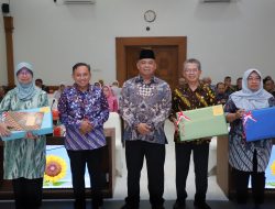 Bupati Harda Kiswaya, Serahkan 9 Penghargaan Penilaian Kinerja Penyelenggaraan Pelayanan Publik