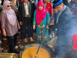 Aduk Dodol di Lebaran Depok 2025, Supian Suri Larut dalam Nostalgia