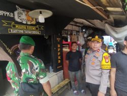 Polisi dan TNI Kawal Penertiban Atribut Ormas di Tambora Jakarta Barat