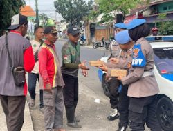 Propam Polres Pasuruan Gelar Baksos Pembagian Nasi Kotak Jelang Hari Bhayangkara