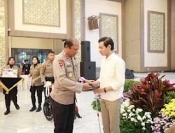 Hari Bhayangkara ke -79 Polda Jatim Beri Bantuan Tongkat dan Kursi Roda Bagi Kaum Difabel