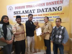 Penyerahan SK Pengurus FWB Kota dan Kabupaten Serang langkah strategis pengembangan organisasi Forum Wartawan Banten