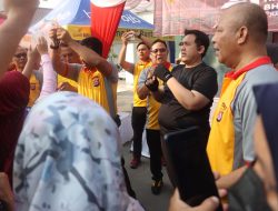 Momen Hangat Kapolresta Serang Kota Bagikan Balon Kepada Anak- Anak di Lokasi Pelayan Terpadu