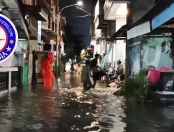 Banjir Menggenangi Jembatan Gantung RW. 08 Kedaung Kaliangke Jakarta Barat