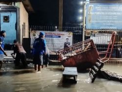 Petugas Sudin SDA Jakarta Barat Gerak Cepat Atasi Banjir di Jembatan Gantung RW 08