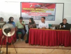 Jemput Bola, Disdukcapil Berkolaborasi Bersama DPC PWRI Lampura di Desa Pekurun Barat.