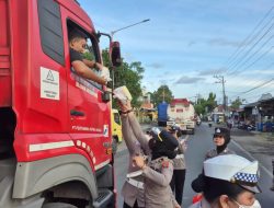 Polresta Banyuwangi Berbagi konsumsi gratis Kepada Pengguna Jalan yang Terjebak Macet Arah Pelabuhan Ketapang