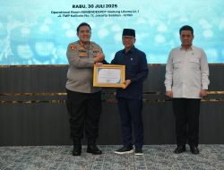 Kapolresta Serang kota menerima penghargaan dari Menteri Desa Pembangunan Daerah Tertinggal.