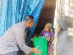 Kapolsek Jonggat Berbagi Kasih dengan Lansia Kurang Mampu
