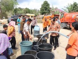 Dampak Kemarau Panjang, Wakil Bupati Samosir Turun Salurkan Air Bersih