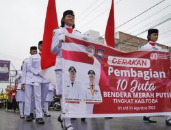 Gerakan Pembagian 10 Juta Bendera di Bawah Rintik Gerimis