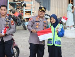 AKBP Harris Batara Bagikan Bendera Merah Putih