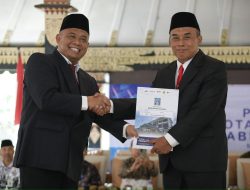 Kukuhkan Dewan Pendidikan, Bupati Harda Kiswaya Dorong Peningkatan Kualitas Pendidikan