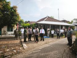 Polres Pasuruan Beri Santunan Keluarga Korban Anirat di Wonorejo