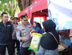 Polresta Banyuwangi Gelar Gerakan Pangan Murah dan Bagikan Bendera Merah Putih