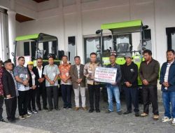 Sentuhan Tehnologi di Humbahas, Bupati Serahkan Bantuan Traktor untuk Kelompok Tani