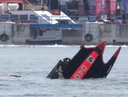 Dua Racer F1 Power Boat Bertabrakan di Arena Lintasan Grand Prix Utama F1H2O Lake Toba 2025