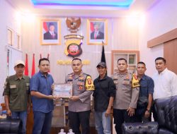 Gabungan Media Melawi Menyerahkan Piagam Volly Ball Fun Game Kepada Kapolres Melawi