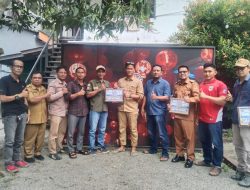 Penyerahan Piagam Volly Ball Fun Game dari Gabungan Media Melawi Kepada Kepala Desa Eet Roskayudi Aroy,(Desa Baru), Efiyantono (Desa Tanjung Sari), dan Sahrani (Desa Kompas Raya
