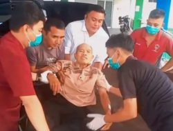 Respon Cepat Kasat Reskrim Polres Melawi Membantu Lansia Yang Lemas di Pinggir Jalan ke Rumah Sakit