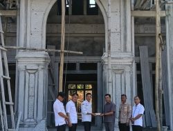 Peratin Pekon Kenali Beserta Aparatnya Meyerahkan Bantuan Untuk Pembangunan Masjid Attaqwa Yang di Anggarkan dari Dana Desa.