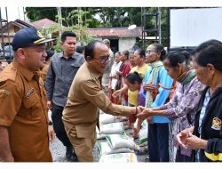 Wakil Bupati Samosir Salurkan Bantuan Pangan Beras CPP Bagi Masyarakat Kurang Mampu