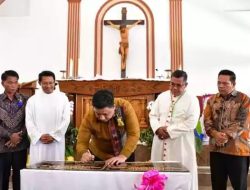 Bupati Samosir Tandatangani Prasasti Gereja Katolik Stasi Kristus Raja Sangkal Tomok