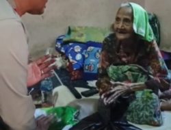 Kapolsek Jonggat Berikan Bantuan kepada Lansia Kurang Mampu, Wujud Kepedulian Polri