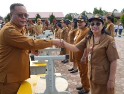 Bupati Humbahas Serahkan Moubiler di UPT SMPN 027 Hauagong Pakkat