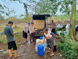 Kapolsek Winongan Distribusikan Air Bersih ke Warga Pelosok Dusun Guwo