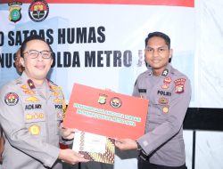 Kabid Humas Polda Metro Jaya Berikan Penghargaan untuk Personel Humas Berprestasi