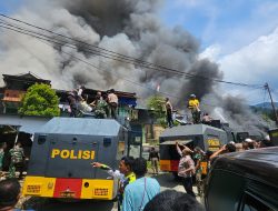 Personel Polri dan TNI Bahu Membahu Padamkan Api di Kompleks Kodam Lama Jayapura.