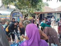 Polsek Sukorejo bagikan Dua Tangki air bersih. Warga kenduruhan antusias pada polri