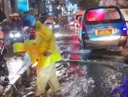 Petugas Satlantas Polres Metro Depok Sigap Atasi Banjir di Jalan Margonda, Arus Lalu Lintas Kembali Normal