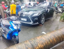 Mobil Ringsek Dihantam Pohon Besar, Satu Pengemudi Tewas di Pondok Indah Saat Hujan Deras