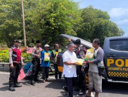 Polresta Banyuwangi Gelar “Jumat Berkah” di Masjid Agung, Bagikan Beras ke Juru Parkir dan Tukang Becak