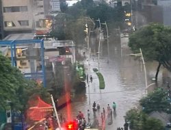 Banjir Rendam Kemang, Pengendara Terjebak Macet Hingga Berjam-jam di Jakarta Selatan