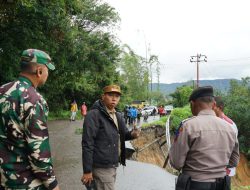 Bupati Taput Tinjau Longsor di Adiankoting: Akses Taput–Tapteng Lumpuh Dua Hari