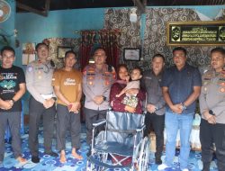 Semangat dan Kebahagian Ananda Fahriza Ali Saputra Mendapat Santunan Kursi Roda Dari Kapolres Melawi