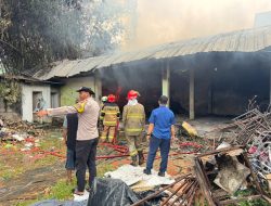 Polsek Panongan Gerak Cepat Tangani Kebakaran Gudang Tenda di Desa Serdang Kulon