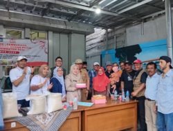 RT, RW, LMK, FKDM, dan PPSU Berikan Surprise Spontan untuk Sekretaris Kelurahan Jembatan Besi, Aliyah Ramdhania, di Hari Ulang Tahun ke-40