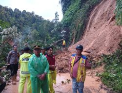 Tanah longsor yang menutup akses Jalan Pagar Alam–Tanjung Sakti dan Mannak, Bengkulu Selatan