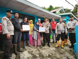 Polres Pasuruan Berikan Bantuan Sosial untuk Keluarga Korban Longsor di Tlogosari
