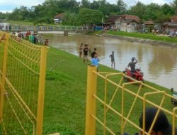 Petugas Polsek Cikeusal Gerak Cepat Mendatangi lokasi, Menyusul Adanya Warga Yang Tenggelam Dialiran Sungai Irigasi Bendungan Baru.
